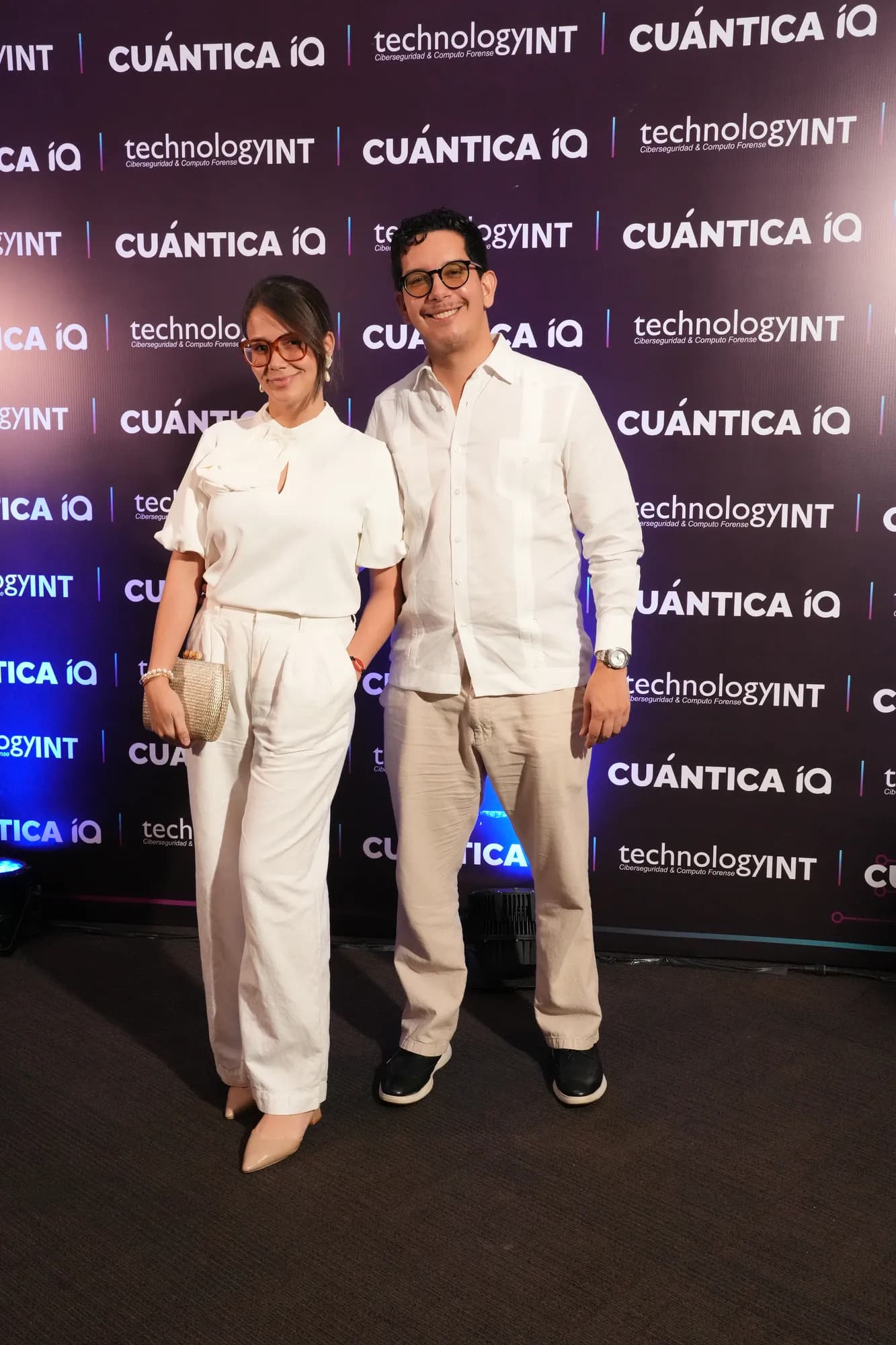 Lucas Pradel and a fellow attendee at the CuánticaIA 2026 step-and-repeat backdrop.